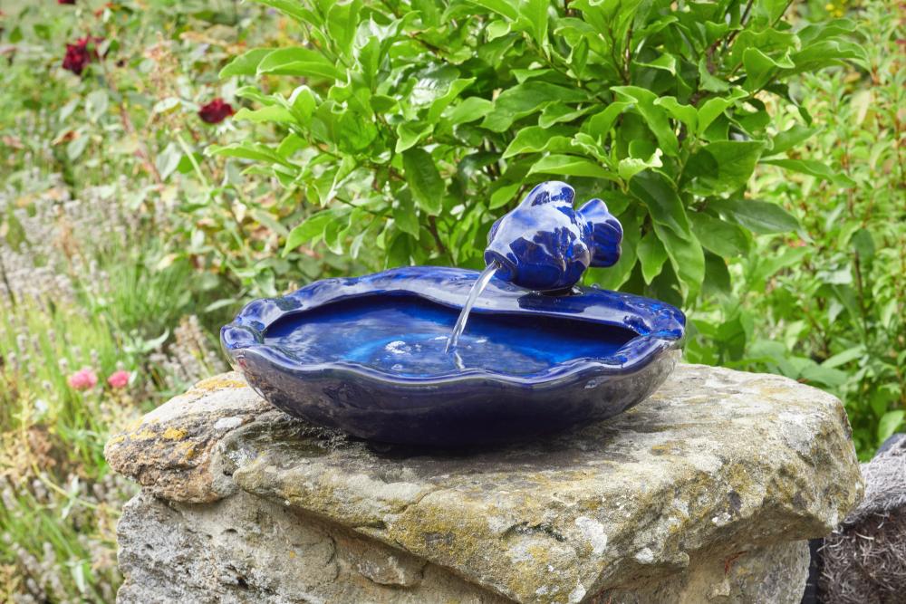 Solar-Wasserbrunnen mit Solarmodul im Garten aufgebaut